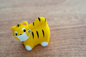 令和4年(2022年）寅年年賀状 はがきテンプレート マスクを付けたトラ...