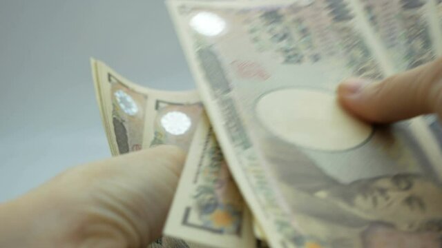 Female hands counting japan money banknotes.