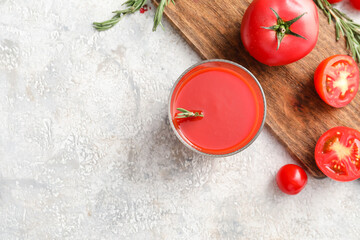 Obraz na płótnie Canvas Glass of tasty tomato juice on light background