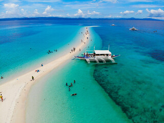 フィリピン、セブ島の近くのカランガマン島を晴れた日にドローンで撮影した空撮写真 Aerial photo of Kalanggaman Island near Cebu, Philippines, taken with a drone on a sunny day.