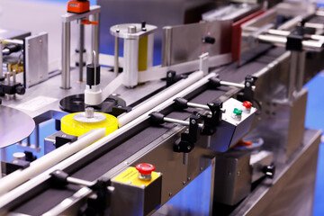 automatic round bottle sticker labeling machine