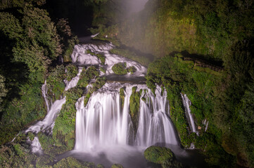 Fototapeta na wymiar waterfall of marmore by night lower part