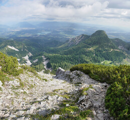 Fototapeta premium Wanderung auf den Mittagskogel: Talblick mit dem Faaker See