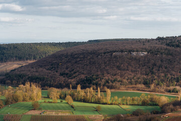 Fototapeta na wymiar un paysage d'une vallée et d'une colline. Des champs dans une vallée pendant l'hiver.