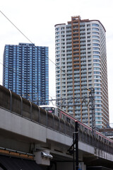 Obraz premium 武蔵小杉駅から出発した電車