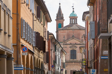 Medicina, Bologna. Strada del centro città con la Chiesa parrocchiale di San Mamante, in stile...