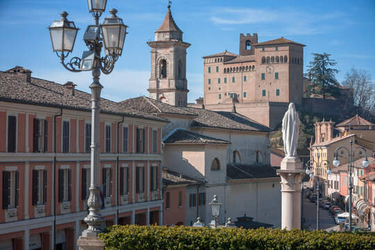 Dozza, Bologna. La rocca sforzesca con il campanile della chiesa Parrocchiale