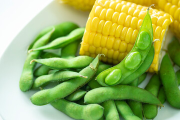 夏の味覚！茹でた枝豆とトウモロコシ