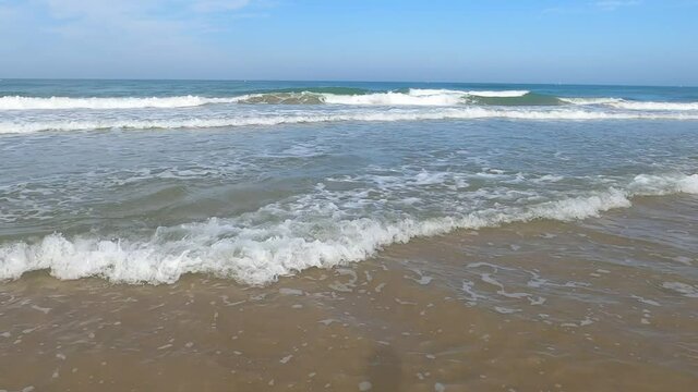 Strolling along the Barrosa beach, in Sancti Petri, at low tide