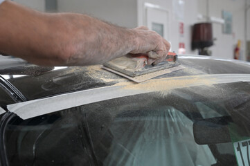 carrozziere al lavoro in officina