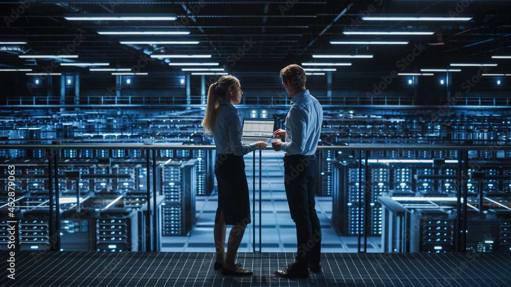 Aufkleber data center male it specialist and female system administrator talk, use laptop. server farm cloud c
