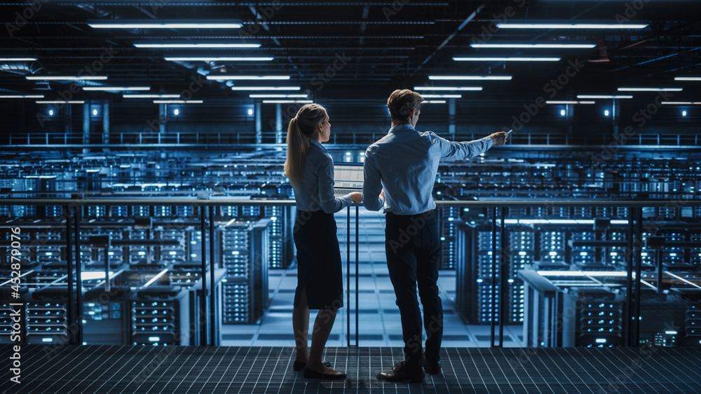 Aufkleber data center male it specialist and female system administrator talk, use laptop. server farm cloud c