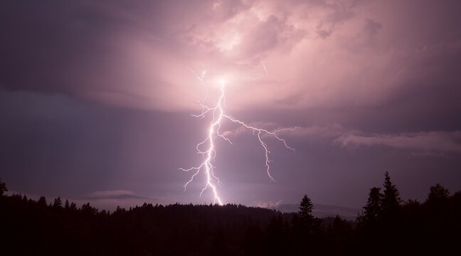Wyładowanie atmosferyczne na nocnym niebie