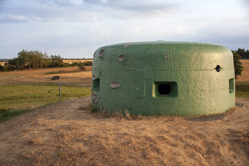 Wielka stalowa kopuła poniemieckiego bunkra osłaniająca karabin maszynowy © qrrr