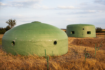 Świetnie zachowane kopuły poniemieckiego bunkra na lubuskim szlaku fortyfikacji w okolicach...
