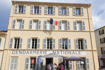 La mytique façade de la gendarmerie de Saint Tropez devenu aujourd'hui un musée qui invite à...