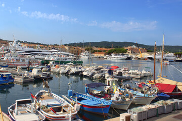 Fototapeta na wymiar Le port de Saint-Tropez est un petit port de pêche traditionnel, et un important port de plaisance institutionnel de Saint-Tropez, sur la Riviera méditerranéenne de la Côte d'Azur dans le Var en Prove