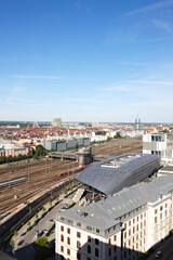 Fototapeta premium Skyline München Panaroma mit Zuggleisen