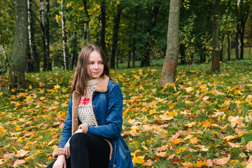 Fototapeta na wymiar Beautiful girl with long hair in an autumn park