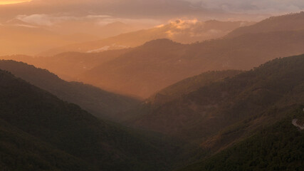 Vista panorámica al atardecer desde el mirador de peña blanca, en el sierra bermeja, Estepona, provincia de Málaga, España.