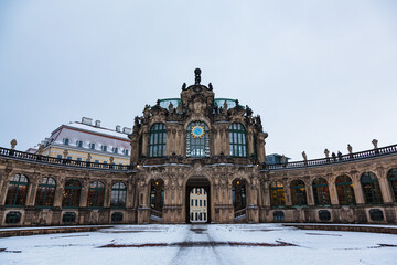 ドイツ　ドレスデンの旧市街のツヴィンガー宮殿の雪の積もった庭園