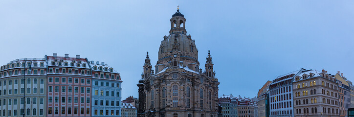Fototapeta na wymiar ドイツ　ドレスデンのノイマルクト広場に建つ雪の積もった聖母教会