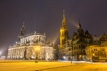 Fototapeta na wymiar ドイツ　ドレスデンの旧市街のライトアップされたドレスデン城とカトリック旧宮廷教会