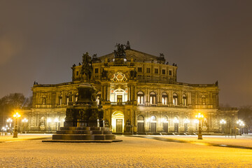 Fototapeta na wymiar ドイツ　夜のドレスデンの旧市街の劇場広場に建つゼンパー・オーパーとヨハン王の像
