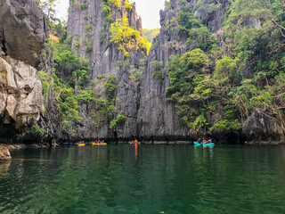 Fototapeta premium フィリピンのパラワン州エルニドの自然を観光している風景 Scenery of nature sightseeing in El Nido, Palawan, Philippines.