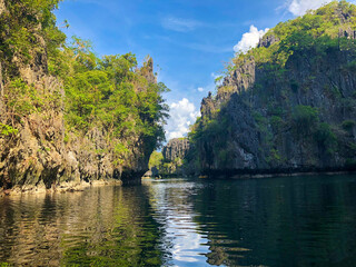 Fototapeta na wymiar フィリピンのパラワン州エルニドの自然を観光している風景 Scenery of nature sightseeing in El Nido, Palawan, Philippines.