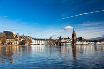 Fototapeta premium ドイツ フランクフルト・アム・マインのマイン川と遠くに見える聖バルトロメウス大聖堂