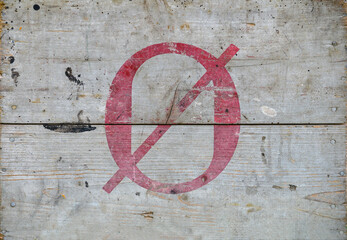 D&auml;nischer Buchstabe f&uuml;r Insel auf alter Holzkiste