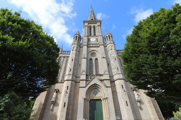 Fototapeta premium L'eglise catholique Notre Dame de Bonne Nouvelle, vue de l'exterieur, ville de Paimpol, departement des Cotes d'Armor, region Bretagne, France