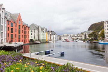 The Ålesundet runs through the center of Ålesund and separates the islands of Aspøy and Nørvøy