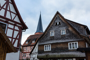 ドイツ　ミヒェルシュタットの木組み建築の町並みとシュタット教会