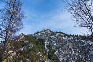 Fototapeta na wymiar ドイツ　ノイシュヴァンシュタイン城の後ろに広がる雪化粧の山とペラート峡谷