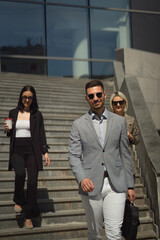 Obraz premium Male boss and his female assistents