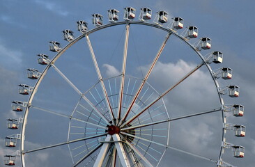 Fototapeta premium Riesenrad vor blauem Himmel