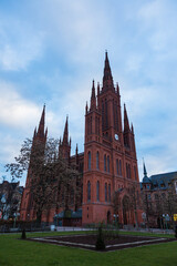 Fototapeta premium ドイツ ヴィースバーデンのシュロスプラッツに建つマルクト教会