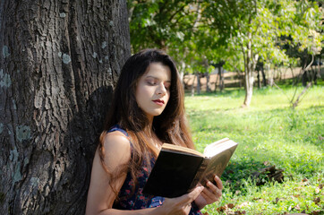 Fototapeta premium Woman reading in a park