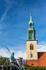 Fototapeta premium ドイツ ベルリンの聖マリア教会とネプチューンの噴水