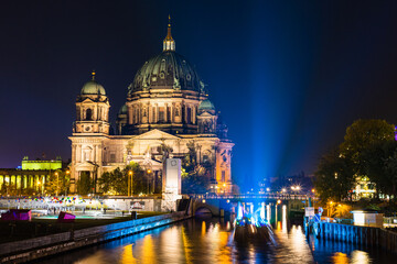 Fototapeta premium ドイツ ベルリンのライトアップされたベルリン大聖堂とシュプレー川