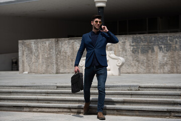 Obraz premium Thinks about the presentation while talking on the phone