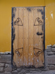 [Peru] Fashionable door with heart decoration (Cusco)