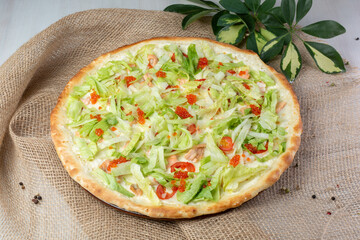 pizza with spinach and tomatoes
