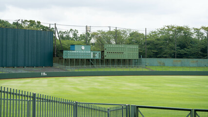 日本の公園の野球場。外野・スコアボードの風景。