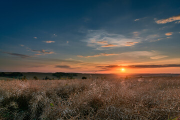 Obraz premium Red sunset over the field in Central Russia