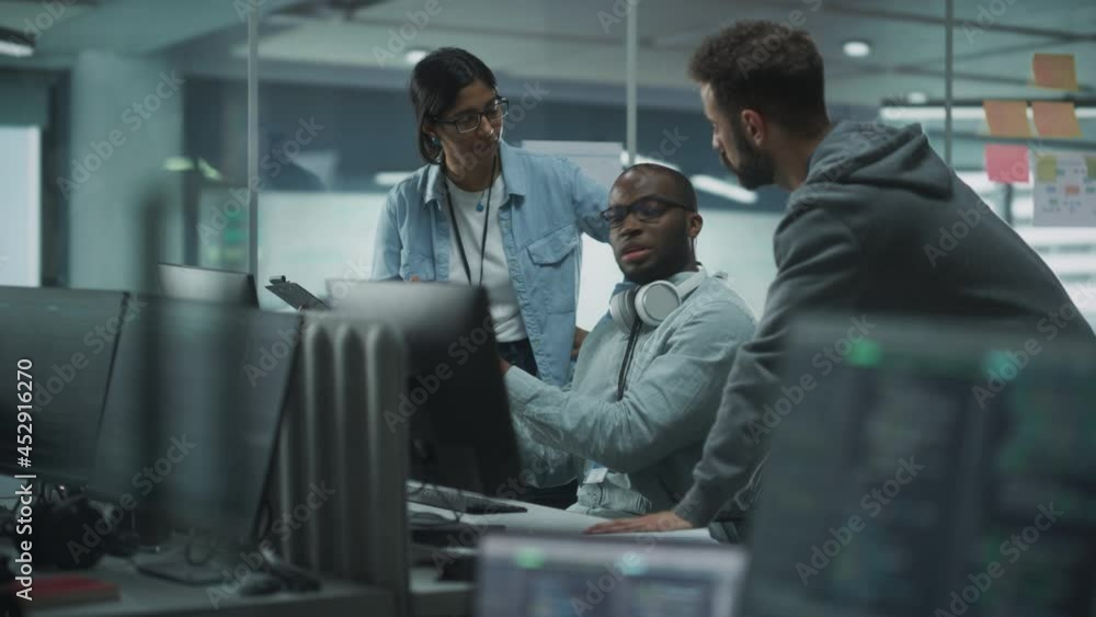 Poster Diverse Multi-Ethnic Team in Modern Office: Teamwork of IT Programmers Gather Around Desktop Computer, Talking, Finding Solution. Specialists Create Software. Engineers Develop App, Program