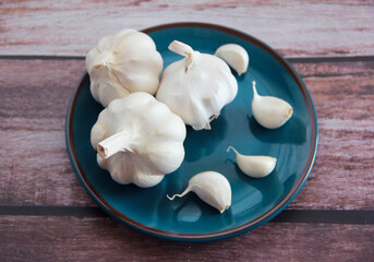 dry white garlic in slices