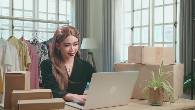 Young Shemale Uses A Laptop To Chat With Customers Who Come To Order Product, New Young Businesses That Can Work From Home And Deliver Their Goods By Post, Sell Online Or Online Sell
